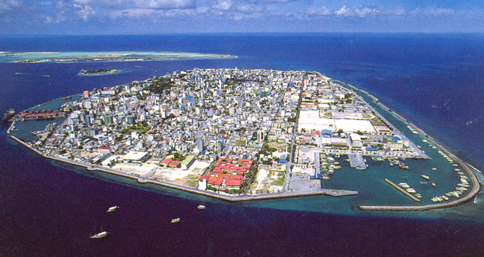 Malé, de hoofdstad van de Malediven en het eiland waarop gevoetbald wordt. Op dit eiland wonen 103.000 mensen. Foto: Sportsgrid